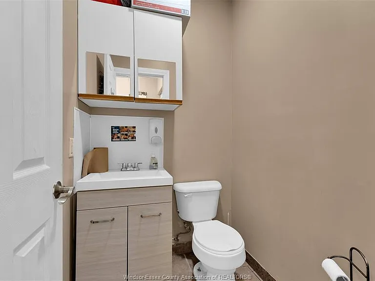425 Tecumseh Rd W — Photo 15
