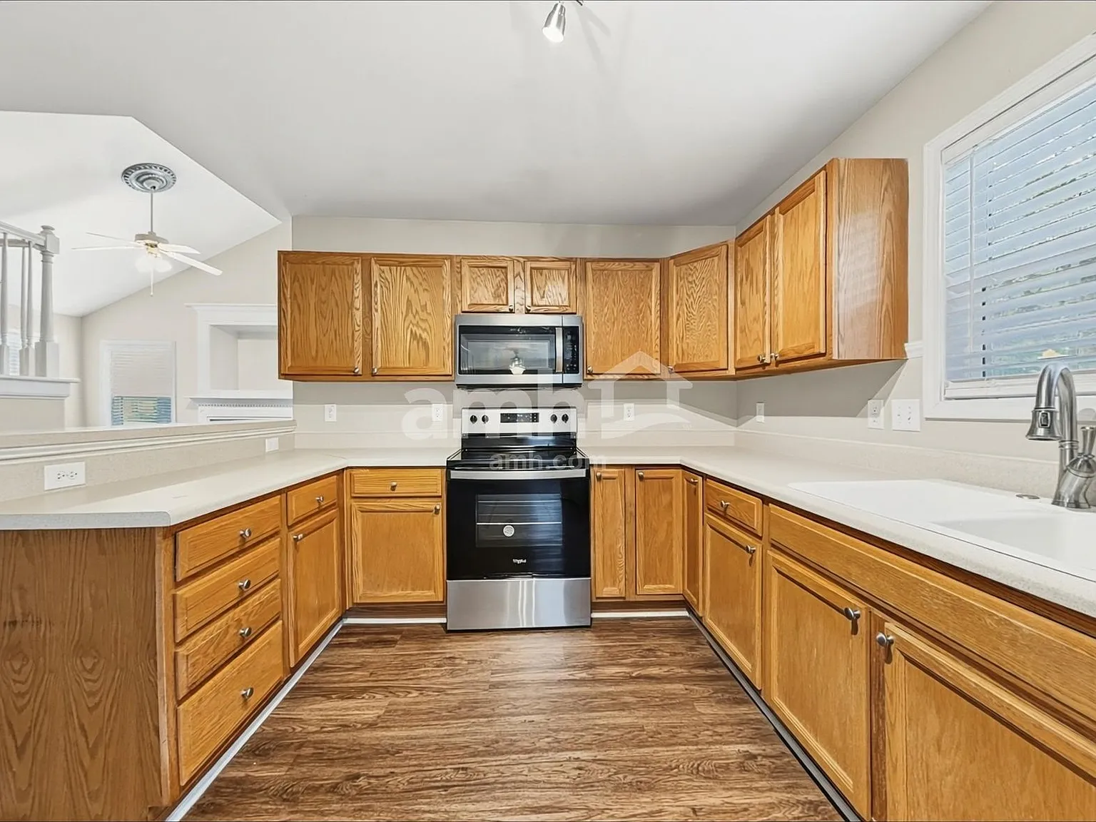 3 bed, 2.5 bath, 1650 sqft, $1,915 — Photo 3