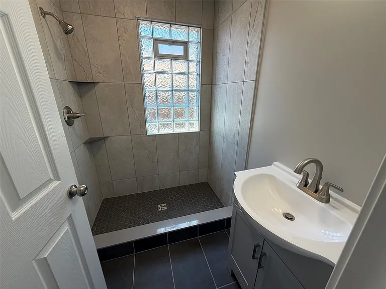 121 W 24th St — Photo 11