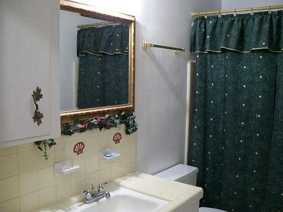 Nicely Appointed Guest Bathroom!