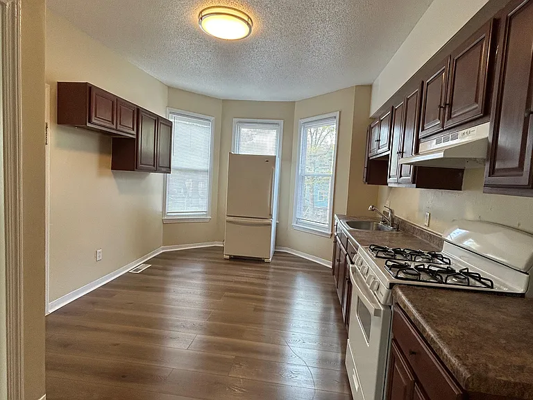 138 Hallock Ave #R2 — Photo 9