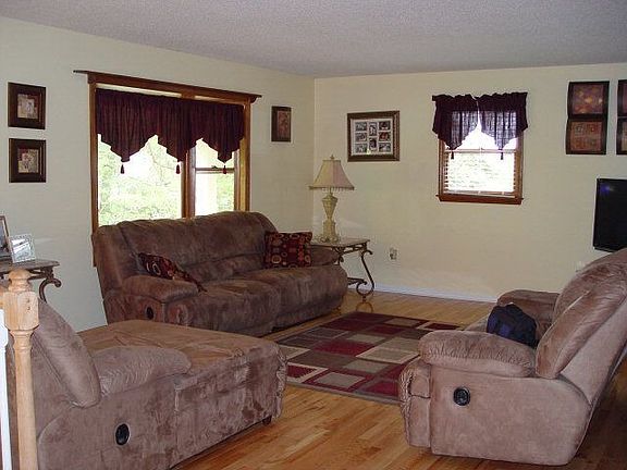 2nd image of 548 Greenhill Dr NE