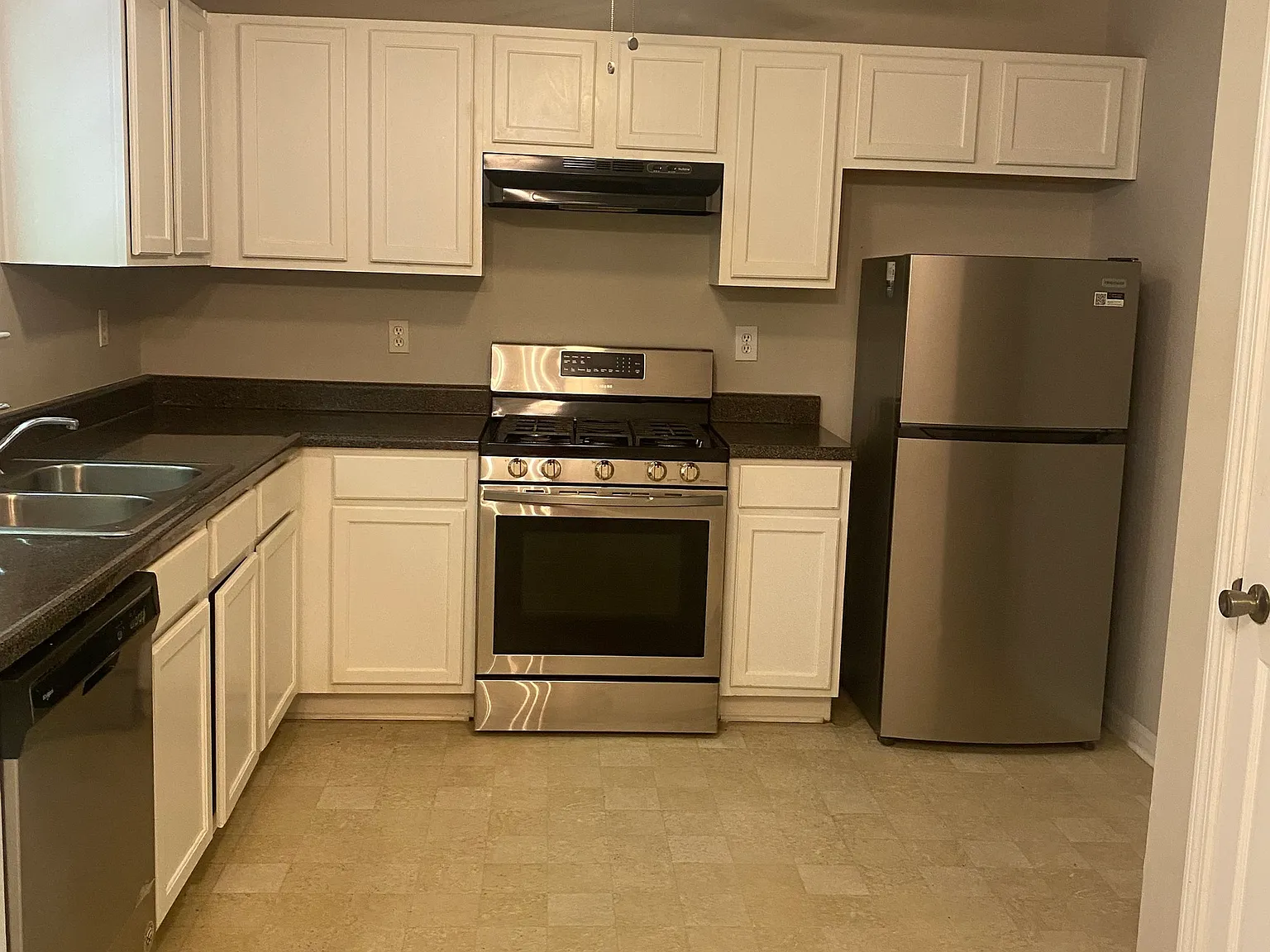 4 bed, 2.5 bath, 1734 sqft, $2,200 — Photo 3