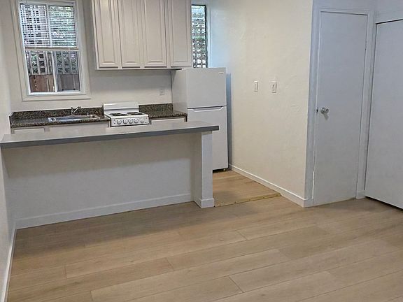 3rd image of 1053 Oak St #104