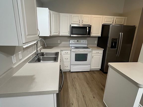 5th image of 15831 Blackwalnut St