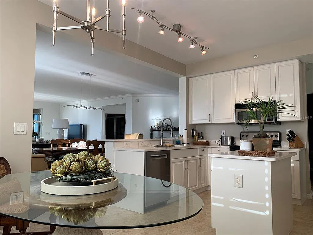 3 bed, 2.5 bath, 2398 sqft, $5,000 — Photo 3