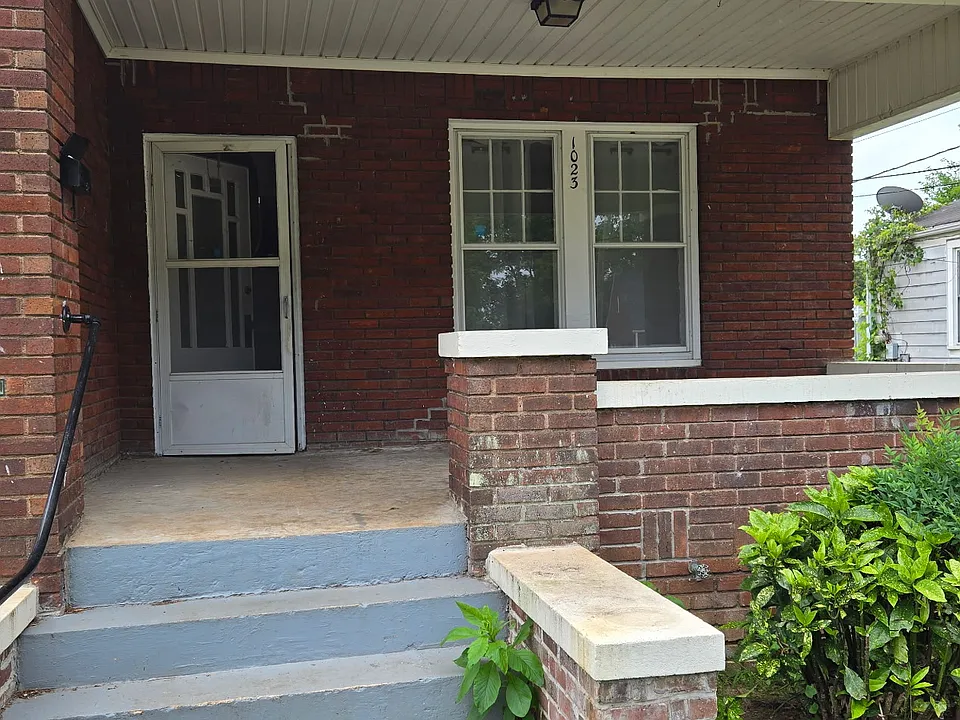 1023 Richard St