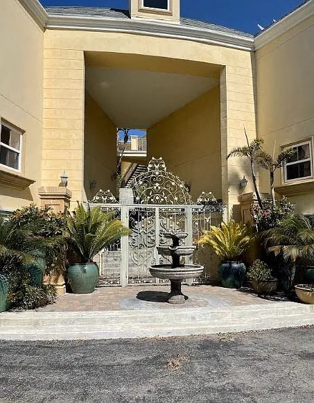 2301 Roscomare — Photo 4
