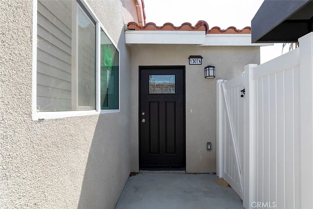 3 bed, 1000 sqft, $4,050 — Photo 1
