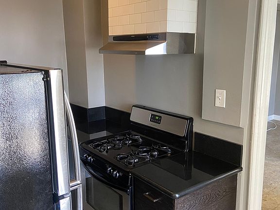 2nd image of 5225 Hollywood Blvd #412