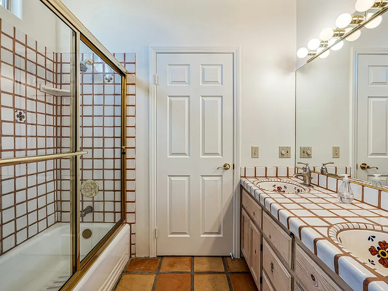 53180 Avenue Madero — Photo 21