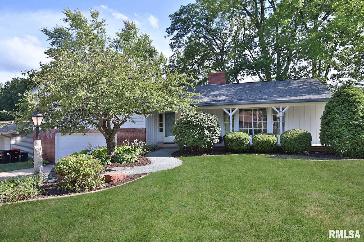 1636 W Latham Ln photo 1