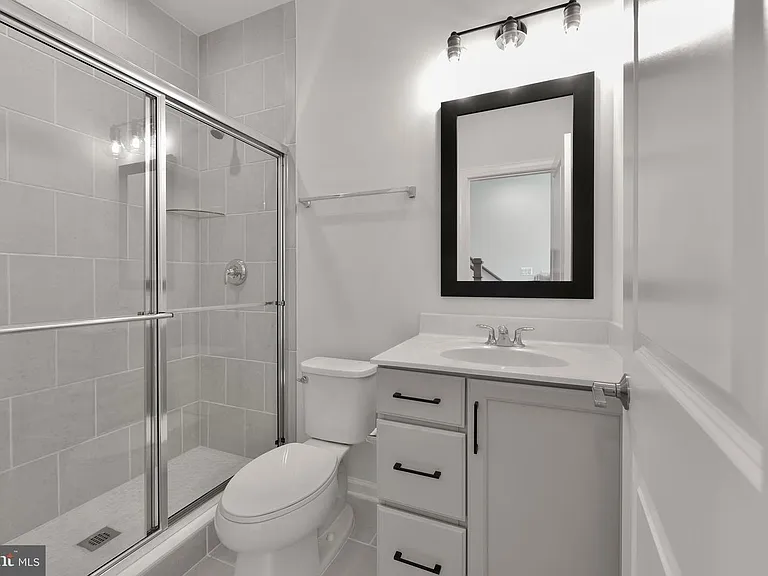 20686 Glenmont Ter — Photo 24