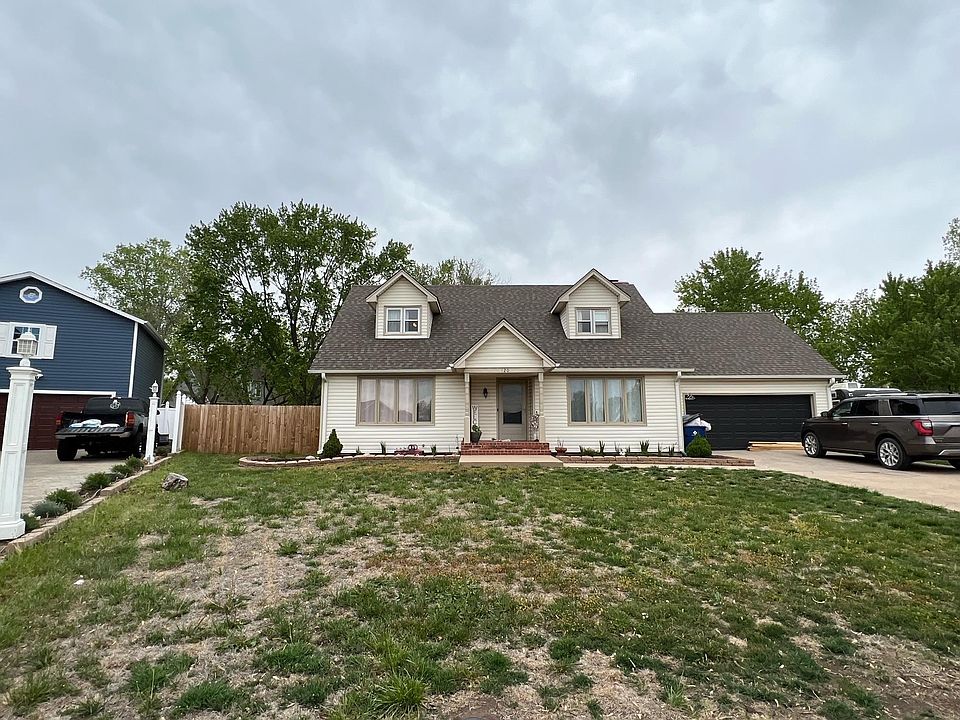 2nd image of 120 Lexington Ct