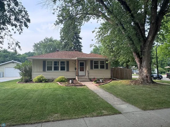201 22nd Ave N, Fargo, ND 58102