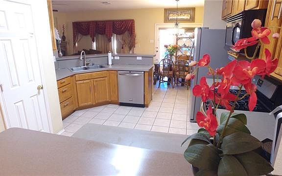 5th image of 585 Norwood Dr