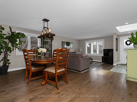 3rd image of 8 Holly Meadow Rd