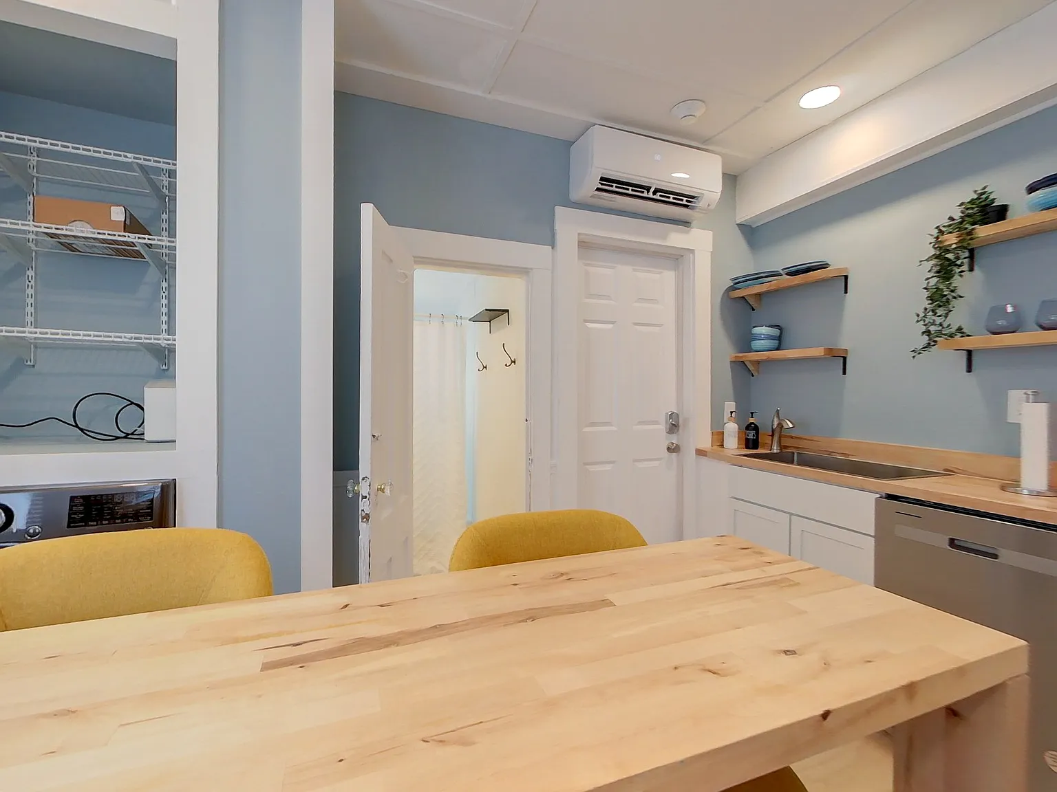 2 bed, 700 sqft, $2,600 — Photo 3