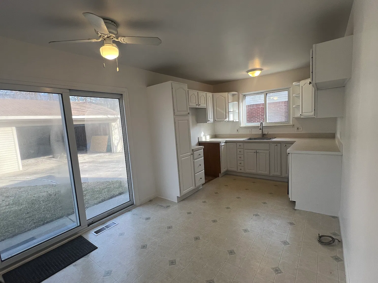 3 bed, 1006 sqft, $1,700 — Photo 3