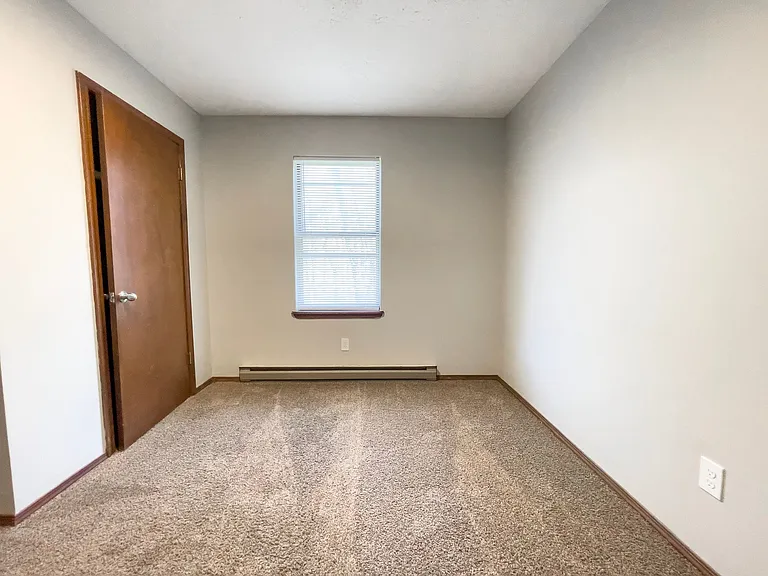 East Memorial Apartments — Photo 35