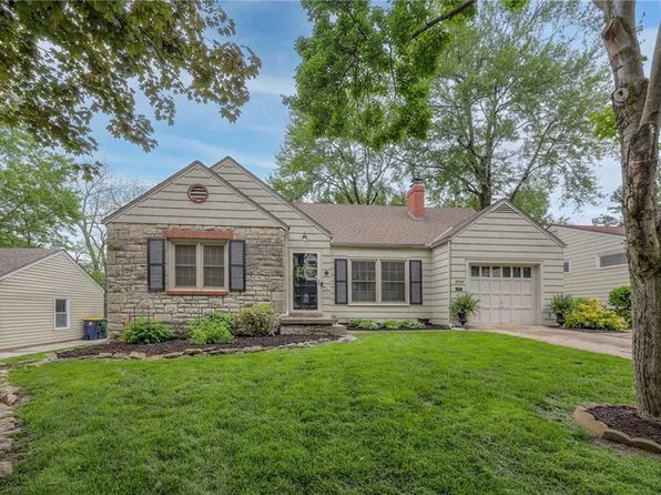 8150 Ward Parkway Pl, Kansas City, MO 64114