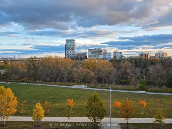 18 Uptown Dr #715, Markham, ON L3R 5M5