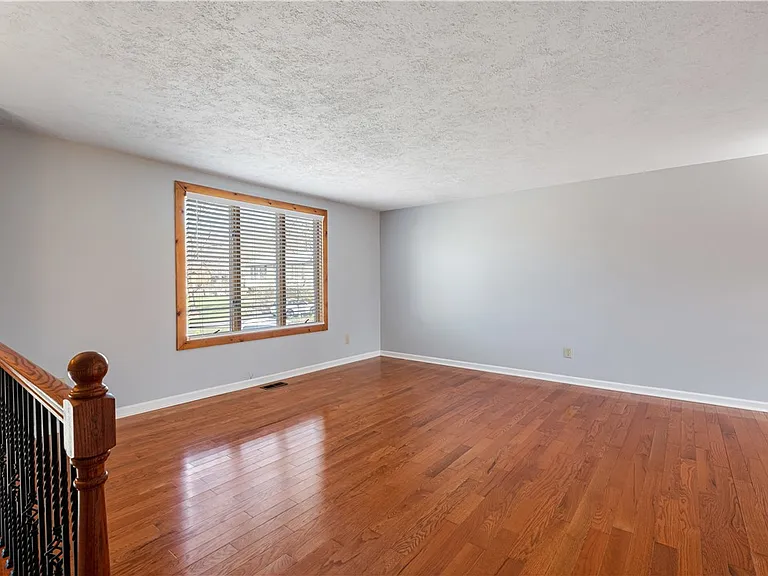 16 Wheatfield Dr — Photo 5