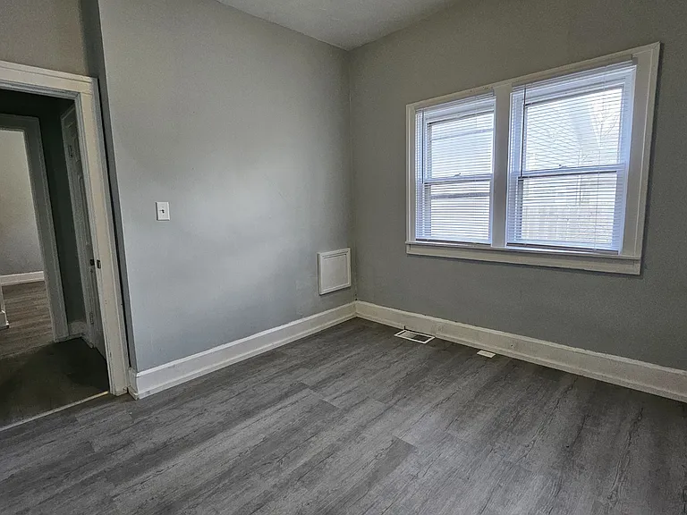 2429 E 16th St — Photo 15