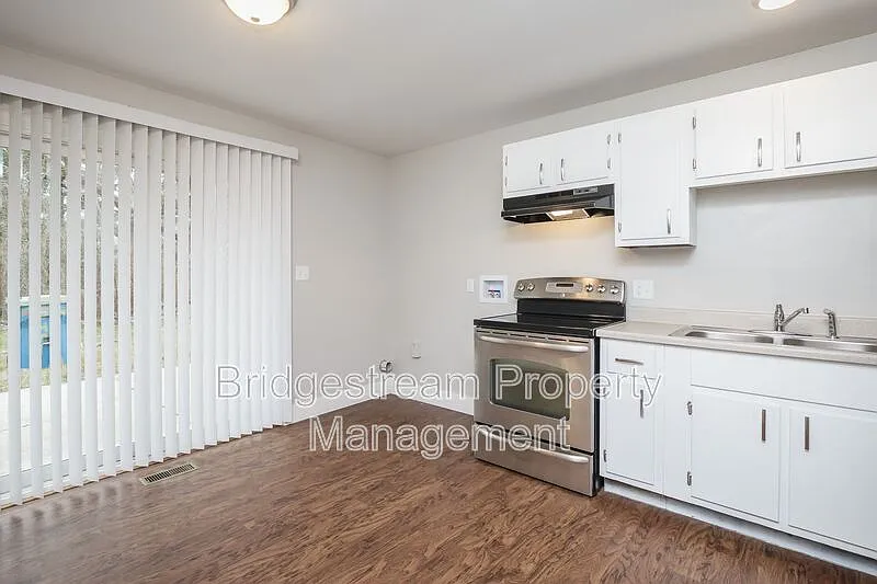 2 bed, 1.0 bath, $950 — Photo 2