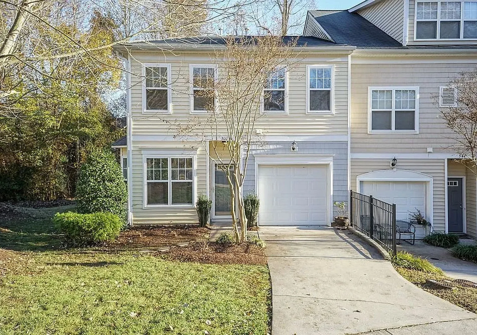 3 Bedroom Townhome with Garage - Walk to Downtown Wake Forest! — Photo 3