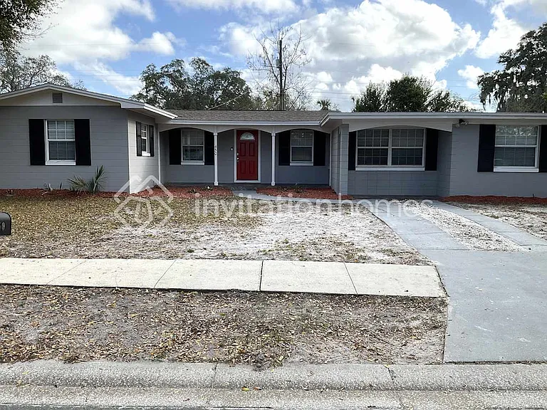 450 Iris Rd — Photo 1