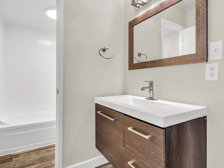 Elton Studio Suites — Photo 12