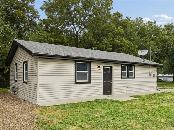 623 E 7th St, Tonganoxie, KS 66086