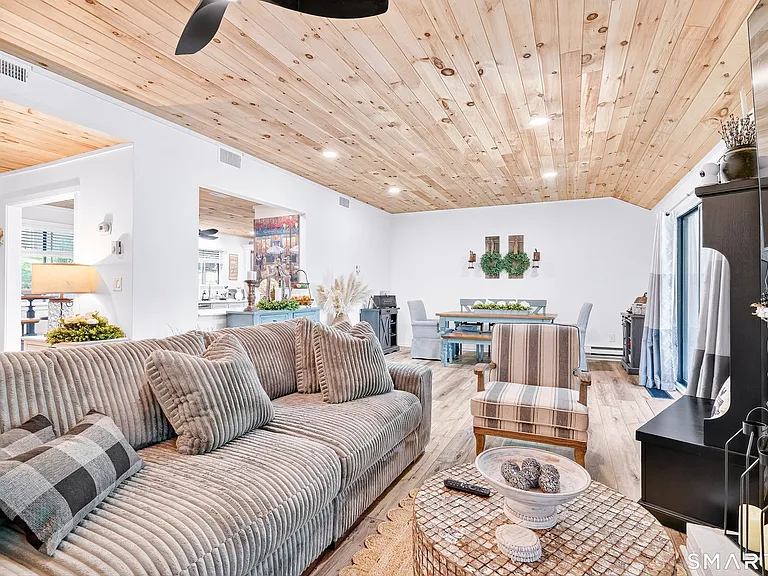 401 Heritage Vlg #B — Photo 28