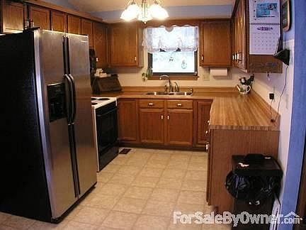 Master bedroom
						:
						Patio door leading to balcony overlooking backyard and patio.