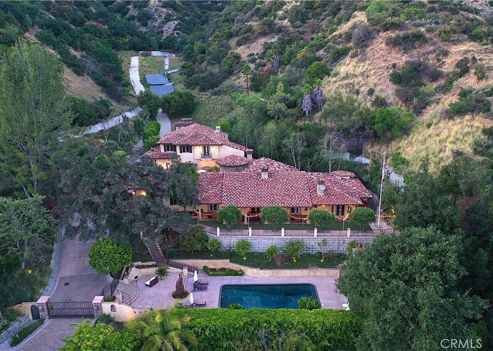 1st image of 905 Crescent Dr