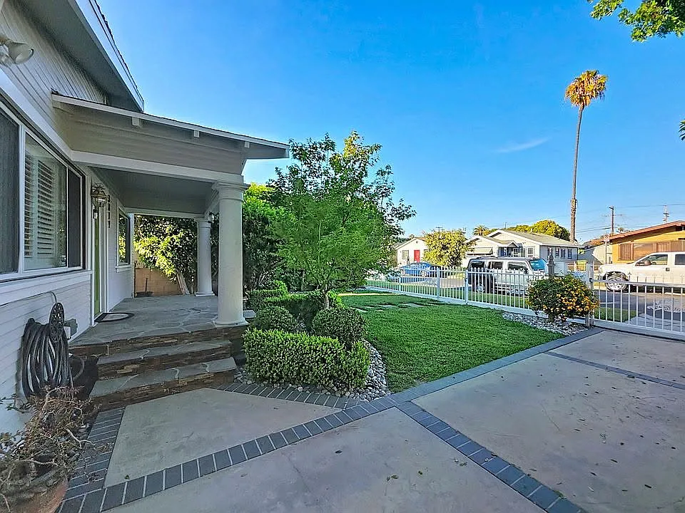3 bed, 950 sqft, $3,595 — Photo 3