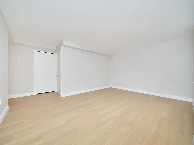 160 Riverside Blvd #7T — Photo 5
