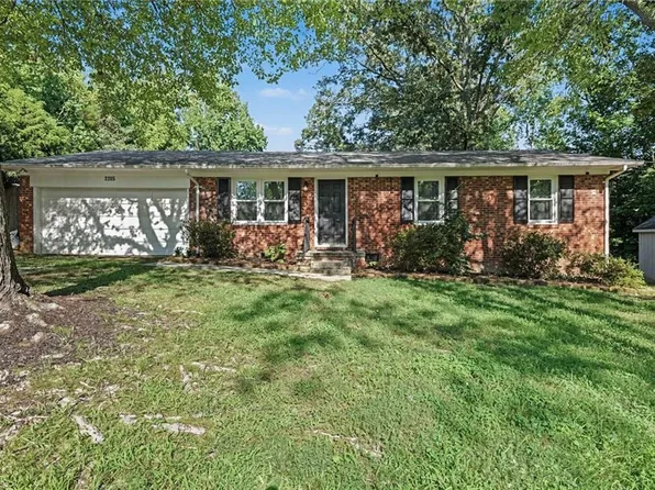 2205 Cardinal Dr, Jamestown, NC 27282