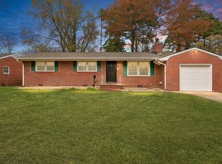 8 Rosewood Ln, Newport News, VA 23602
