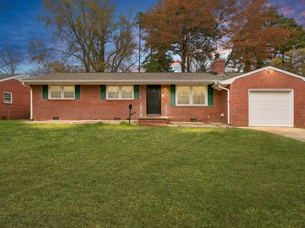 8 Rosewood Ln, Newport News, VA 23602