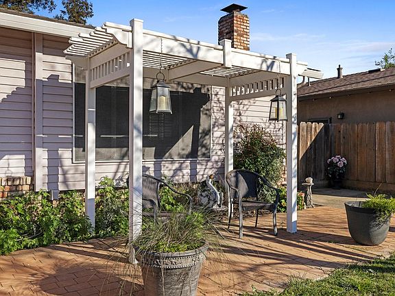 4th image of 2241 Rochelle Ave