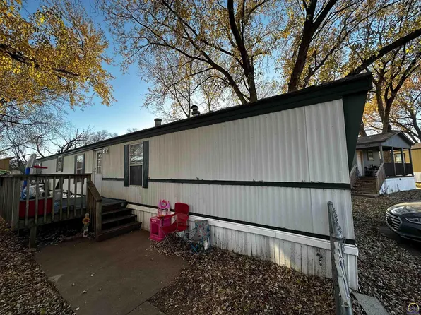 107 NE Coachlight Dr, Topeka, KS 66617