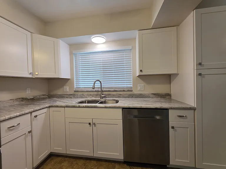 2031 Harding St — Photo 4