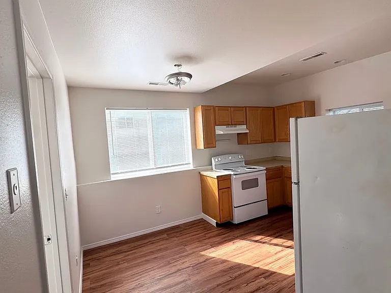 1305 E Belmont St — Photo 4