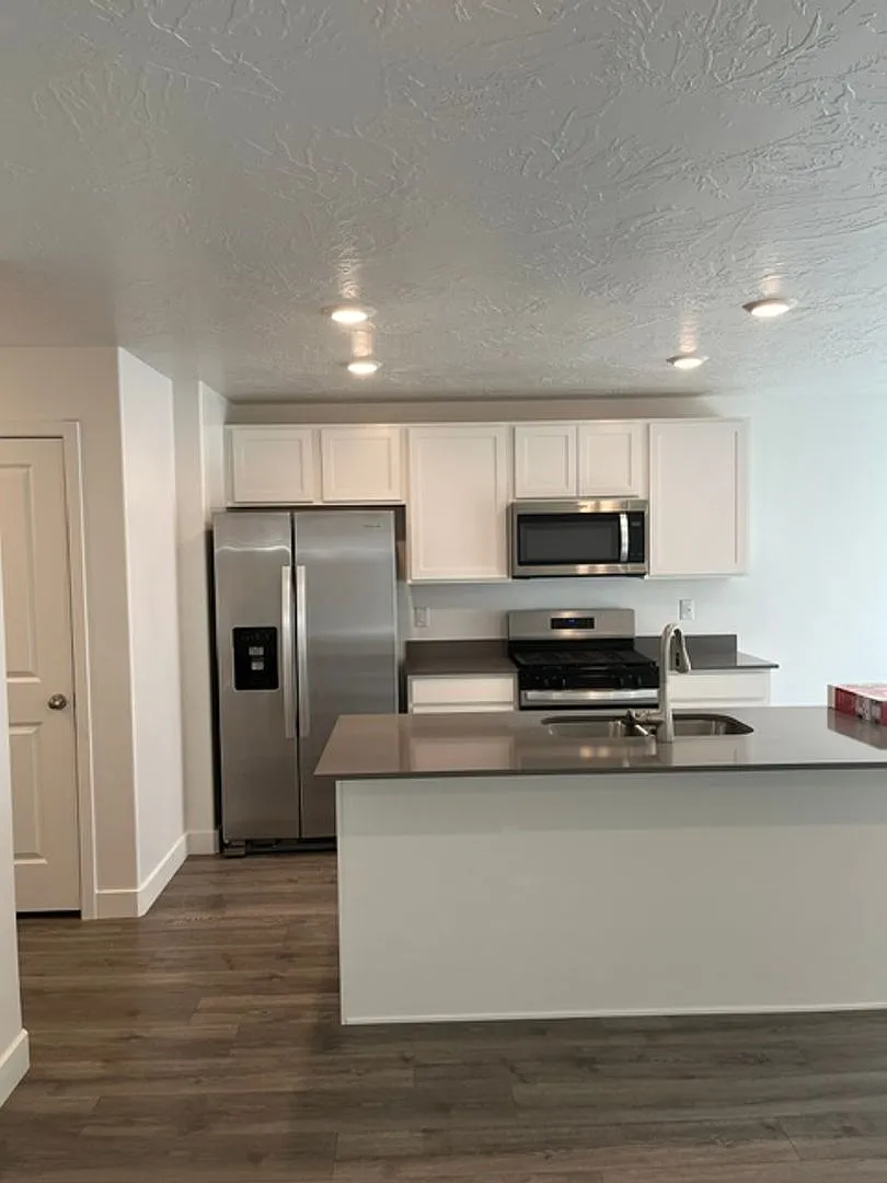 New 3 Bd **Immaculate Condition** — Photo 3