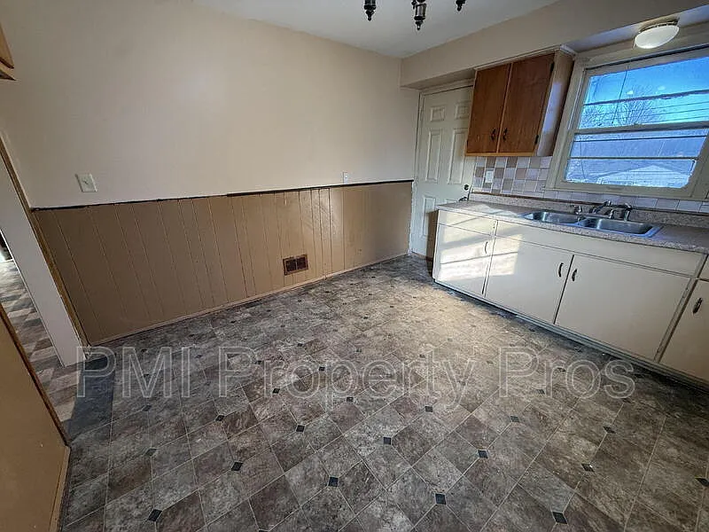 3 bed, 1.0 bath, $995 — Photo 2