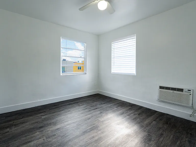 Miami Central Apartments — Photo 10