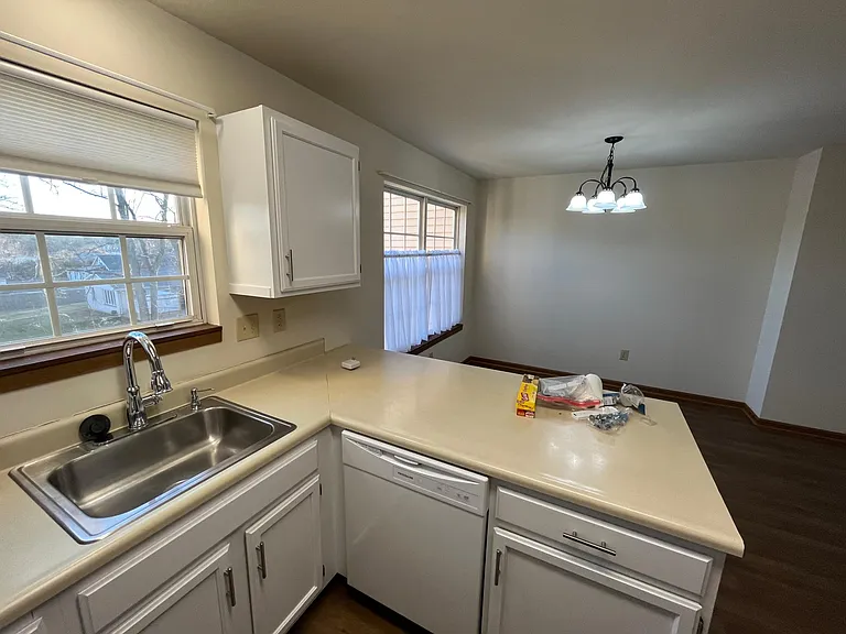 1004 Rebecca St — Photo 10