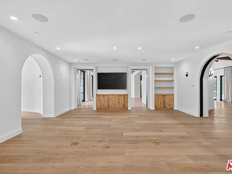 729 N Bedford Dr — Photo 23